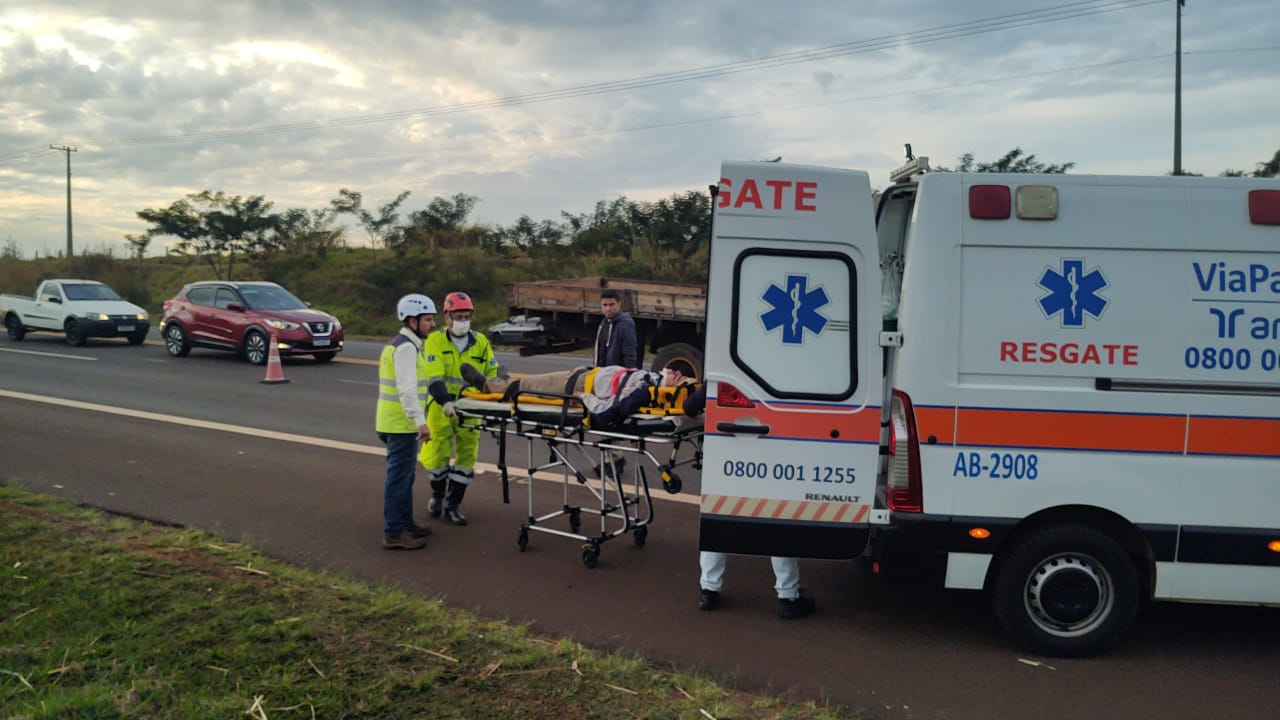 Foto 1 de 2 — Morre jovem que bateu moto em carreta na SP-255